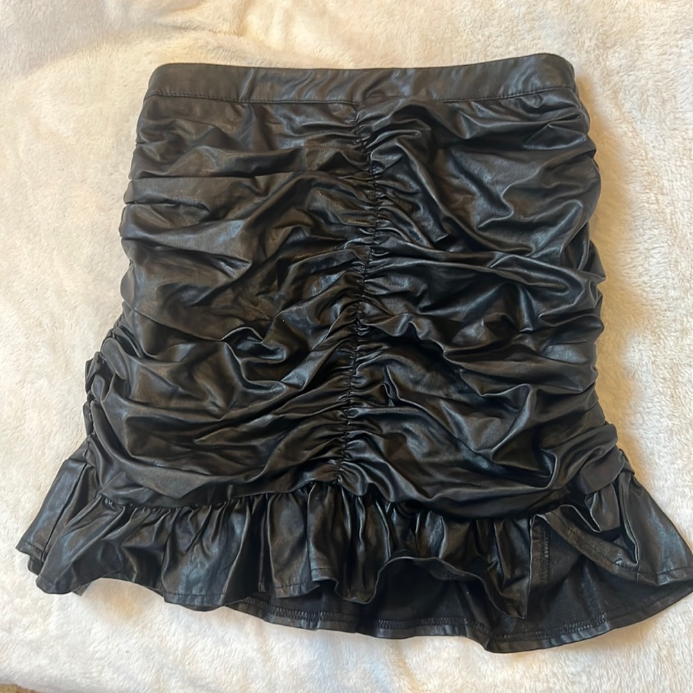 Rouged black skirt